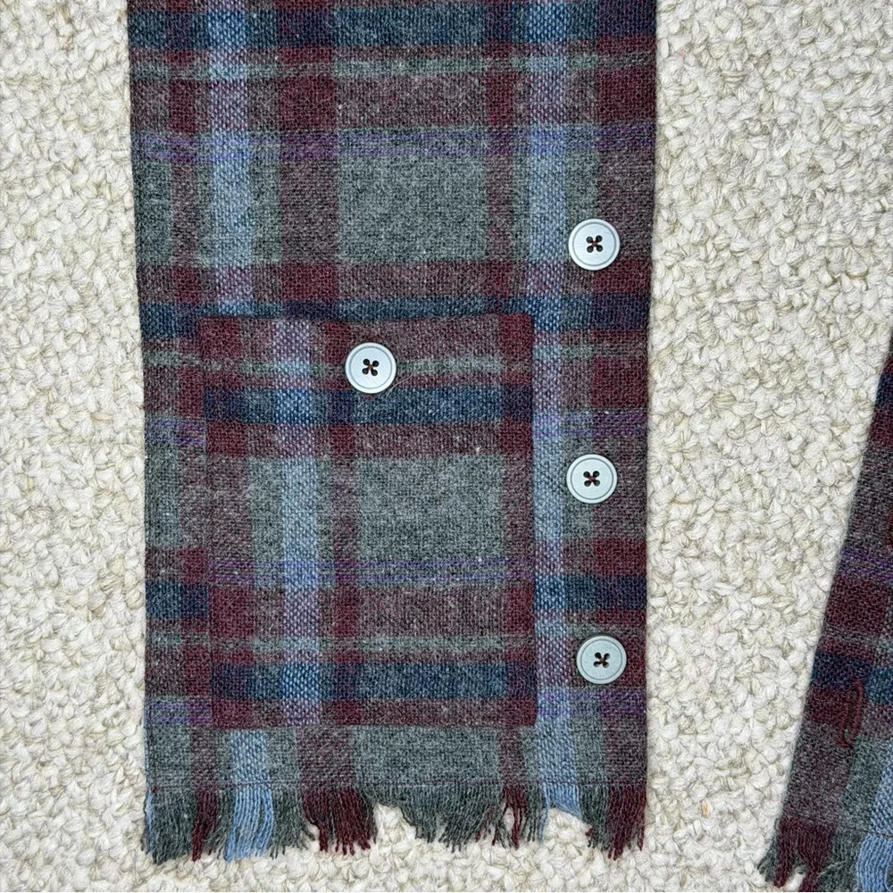 Wool scarf with pockets and button closure
